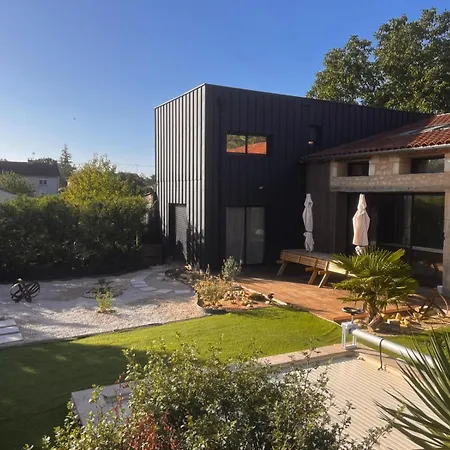 Holiday home Belle Longere Fraiche En Ete Avec Piscine A 5 Minutes Du Futuroscope *