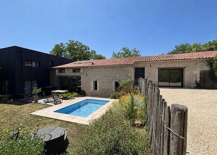 Belle Longère Rénovée Avec Piscine à 5 Minutes Du Futuroscope Hébergement de vacances Chasseneuil-du-Poitou